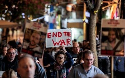 Des manifestants brandissant avec des pancartes lors d'une manifestations anti-gouvernement appelant à des actions concrètes pour conclure un accord de libération des otages retenus par le Hamas à Gaza depuis le 7 octobre 2023, devant la résidence du Premier ministre, à Jérusalem, le 5 avril 2025. (Crédit : Hazem Bader/AFP)