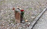 Des fleurs déposées sur une stèle lors d'une cérémonie de commémoration du 80e anniversaire de la libération du camp de concentration nazi de Buchenwald, près de Weimar, dans l'est de l'Allemagne, le 6 avril 2025. (Jens Schlueter/AFP)