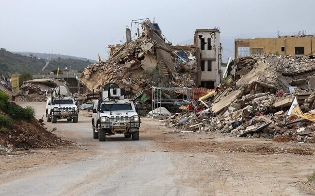Des soldats de la force intérimaire des Nations unies au Liban (FINUL) patrouillant dans le village de Kfar Kila, près de la frontière avec Israël, au sud du Liban, le 6 avril 2025. (Crédit : Rabih Daher/AFP)