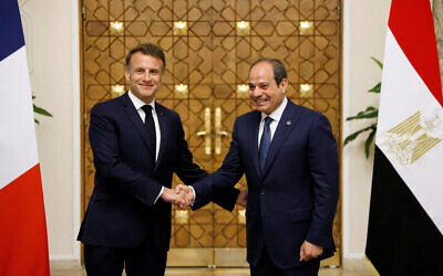 Le président égyptien Abdel Fattah al-Sissi (à droite) et le président français Emmanuel Macron se serrent la main alors qu'ils posent ensemble pour un portrait au palais présidentiel du Caire, le 7 avril 2025. Le président français a entamé des discussions dominées par la guerre de Gaza le 6 avril 2025 avec le président égyptien Abdel Fattah al-Sissi après son arrivée au Caire. Le 7 avril, Macron, Sisi et le roi Abdallah II de Jordanie tiendront un sommet alors qu'Israël renouvelle son offensive contre le Hamas à Gaza. (Photo Ludovic MARIN / POOL / AFP)