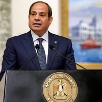 Le président égyptien Abdel Fattah al-Sissi s'exprimant lors d'une conférence de presse après sa rencontre avec le président français, au palais présidentiel du Caire, en Égypte, le 7 avril 2025. (Crédit : Ludovic Marin/Pool/AFP)
