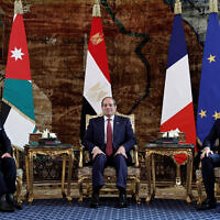 (De gauche à droite) Le roi Abdallah II de Jordanie, le président égyptien Abdel Fattah al-Sisi et le président français Emmanuel Macron lors de leur sommet trilatéral pour discuter de la situation à Gaza au palais présidentiel du Caire, le 7 avril 2025. (Crédit : Benoit Tessier / POOL / AFP)