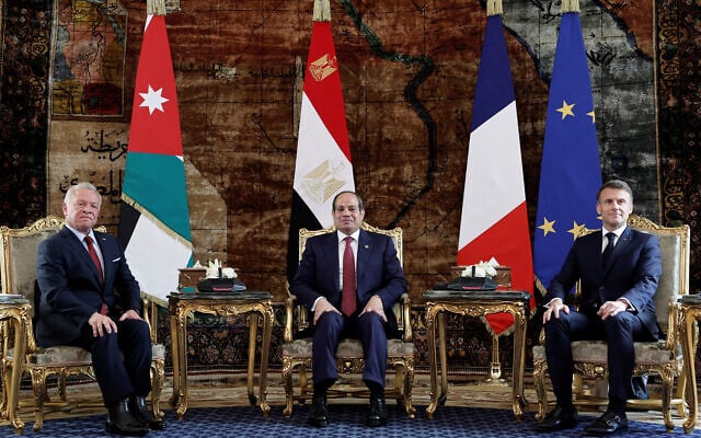 (De gauche à droite) Le roi Abdallah II de Jordanie, le président égyptien Abdel Fattah al-Sisi et le président français Emmanuel Macron lors de leur sommet trilatéral pour discuter de la situation à Gaza au palais présidentiel du Caire, le 7 avril 2025. (Crédit : Benoit Tessier / POOL / AFP) (De gauche à droite) Le roi Abdallah II de Jordanie, le président égyptien Abdel Fattah al-Sisi et le président français Emmanuel Macron lors de leur sommet trilatéral pour discuter de la situation à Gaza au palais présidentiel du Caire, le 7 avril 2025. (Crédit : Benoit Tessier / POOL / AFP)