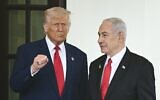 Le président américain Donald Trump accueillant le Premier ministre Benjamin Netanyahu, à la Maison Blanche, à Washington, le 7 avril 2025. (Crédit : Brendan Smialowski/AFP)