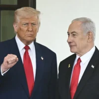 Illustration : Le président américain Donald Trump (à gauche) accueille le Premier ministre Benjamin Netanyahu à la Maison-Blanche de Washington le 7 avril 2025. (Brendan Smialowski/AFP)