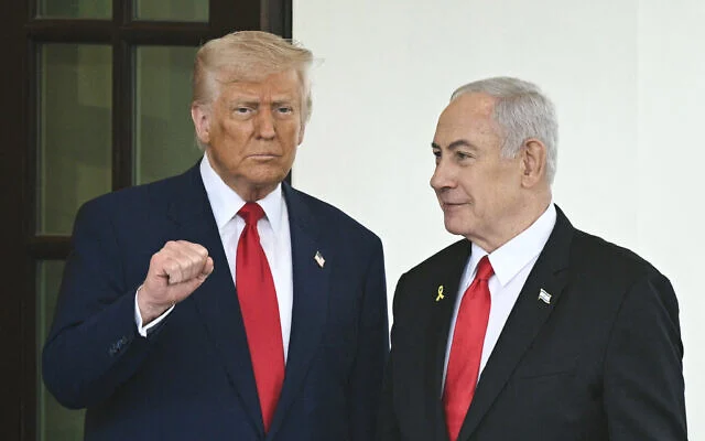 Illustration : Le président américain Donald Trump (à gauche) accueille le Premier ministre Benjamin Netanyahu à la Maison-Blanche de Washington le 7 avril 2025. (Brendan Smialowski/AFP)