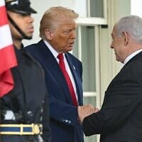 Le président américain Donald Trump accueille le Premier ministre israélien Benjamin Netanyahu à la Maison Blanche à Washington, le 7 avril 2025. (Crédit : SAUL LOEB / AFP)