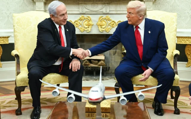 Le président américain Donald Trump et le Premier ministre israélien Benjamin Netanyahu, dans le Bureau ovale de la Maison Blanche, à Washington, le 7 avril 2025. (Crédit : Saul Loeb/AFP) Le président américain Donald Trump et le Premier ministre israélien Benjamin Netanyahu, dans le Bureau ovale de la Maison Blanche, à Washington, le 7 avril 2025. (Crédit : Saul Loeb/AFP)