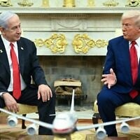 Le président américain Donald Trump et le Premier ministre israélien Benjamin Netanyahu, dans le Bureau ovale de la Maison Blanche, à Washington, le 7 avril 2025. (Crédit : Saul Loeb/AFP)