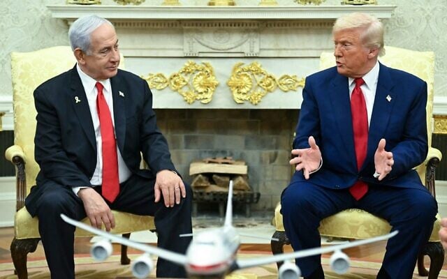 Le président américain Donald Trump et le Premier ministre israélien Benjamin Netanyahu, dans le Bureau ovale de la Maison Blanche, à Washington, le 7 avril 2025. (Crédit : Saul Loeb/AFP) Le président américain Donald Trump et le Premier ministre israélien Benjamin Netanyahu, dans le Bureau ovale de la Maison Blanche, à Washington, le 7 avril 2025. (Crédit : Saul Loeb/AFP)