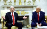 Le Premier ministre Benjamin Netanyahu, à gauche, parle aux côtés du président américain Donald Trump lors d'une réunion dans le Bureau ovale de la Maison Blanche, à Washington, DC, le 7 avril 2025. (Kevin Dietsch / Getty Images via AFP)