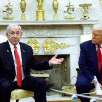 Le Premier ministre Benjamin Netanyahu, à gauche, parle aux côtés du président américain Donald Trump lors d'une réunion dans le Bureau ovale de la Maison Blanche, à Washington, DC, le 7 avril 2025. (Kevin Dietsch / Getty Images via AFP)