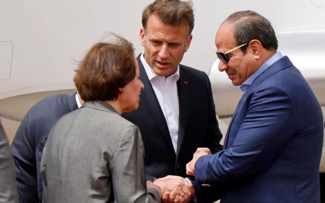 Le président égyptien Abdel Fattah al-Sisi, à droite, et le président français Emmanuel Macron, au centre, se serrent la main à leur arrivée à l'aéroport international d'Arish, près de la ville égyptienne d'Arish, dans le nord-est de la péninsule du Sinaï, à environ 55 kilomètres à l'ouest de la frontière avec la bande de Gaza, le 8 avril 2025. (Ludovic Marin/Pool/AFP) Le président égyptien Abdel Fattah al-Sisi, à droite, et le président français Emmanuel Macron, au centre, se serrent la main à leur arrivée à l'aéroport international d'Arish, près de la ville égyptienne d'Arish, dans le nord-est de la péninsule du Sinaï, à environ 55 kilomètres à l'ouest de la frontière avec la bande de Gaza, le 8 avril 2025. (Ludovic Marin/Pool/AFP)