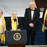 Le président américain Donald Trump écoute les otages libérés Keith Siegel, Aviva Siegel et Iair Horn s'adresser au « Dîner du président » du comité du Congrès national républicain, du Musée national de Washington, le 8 avril 2025. (Saul Loeb/AFP)
