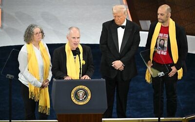 Le président américain Donald Trump écoute les otages libérés Keith Siegel, Aviva Siegel et Iaïr Horn s'adresser au « Dîner du président » du comité du Congrès national républicain, du Musée national de Washington, le 8 avril 2025. (Saul Loeb/AFP)
