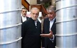 Le président Masoud Pezeshkian (à gauche) et le chef de l'Organisation iranienne de l'énergie atomique (AEOI), Mohammad Eslami, lors de la « Journée nationale de la technologie nucléaire », à Téhéran, le 9 avril 2025. (Crédit : Présidence iranienne/AFP)