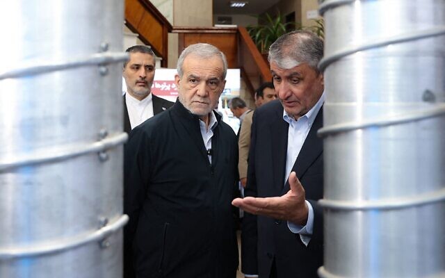 Le président Masoud Pezeshkian (à gauche) et le chef de l'Organisation iranienne de l'énergie atomique (AEOI), Mohammad Eslami, lors de la « Journée nationale de la technologie nucléaire », à Téhéran, le 9 avril 2025. (Crédit : Présidence iranienne/AFP) Le président Masoud Pezeshkian (à gauche) et le chef de l'Organisation iranienne de l'énergie atomique (AEOI), Mohammad Eslami, lors de la « Journée nationale de la technologie nucléaire », à Téhéran, le 9 avril 2025. (Crédit : Présidence iranienne/AFP)