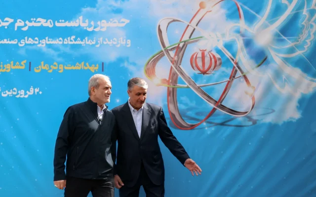 Le président Massoud Pezeshkian (à gauche) et le chef de l'Organisation iranienne de l'énergie atomique (AEOI), Mohammad Eslami, lors de la « Journée nationale de la technologie nucléaire », à Téhéran, le 9 avril 2025. (Crédit : Présidence iranienne/AFP) Le président Massoud Pezeshkian (à gauche) et le chef de l'Organisation iranienne de l'énergie atomique (AEOI), Mohammad Eslami, lors de la « Journée nationale de la technologie nucléaire », à Téhéran, le 9 avril 2025. (Crédit : Présidence iranienne/AFP)