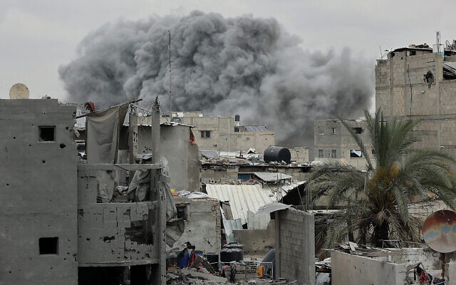 Des colonnes de fumée s'échappant du site d'une frappe israélienne sur un quartier résidentiel de Shejaiya, à Gaza City, le 9 avril 2025. (Crédit : Omar al-Qattaa/AFP) Des colonnes de fumée s'échappant du site d'une frappe israélienne sur un quartier résidentiel de Shejaiya, à Gaza City, le 9 avril 2025. (Crédit : Omar al-Qattaa/AFP)