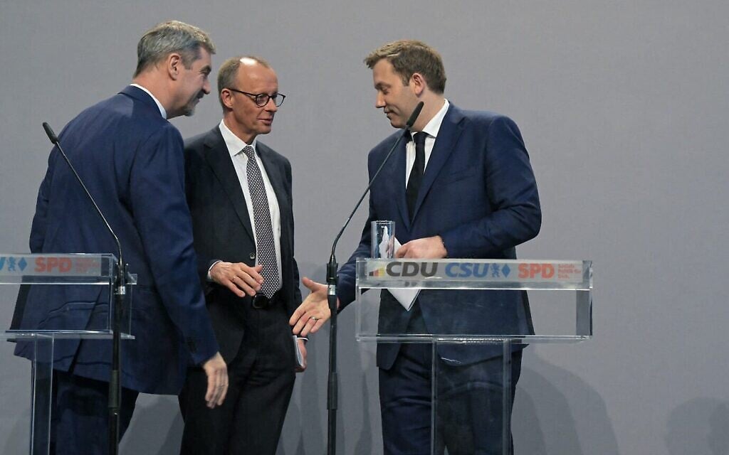 Markus Soeder, leader de l'Union chrétienne-sociale (à gauche), Friedrich Merz, chef de l'Union chrétienne-démocrate (centre) et Lars Klingbeil, co-leader du parti social-démocrate, quittent une conférence de presse à Berlin le 9 avril 2025. (Crédit : Tobias SCHWARZ/AFP) Markus Soeder, leader de l'Union chrétienne-sociale (à gauche), Friedrich Merz, chef de l'Union chrétienne-démocrate (centre) et Lars Klingbeil, co-leader du parti social-démocrate, quittent une conférence de presse à Berlin le 9 avril 2025. (Crédit : Tobias SCHWARZ/AFP)