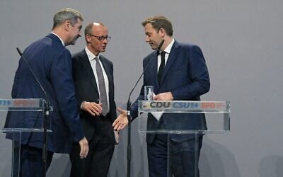 Markus Soeder, leader de l'Union chrétienne-sociale (à gauche), Friedrich Merz, chef de l'Union chrétienne-démocrate (centre) et Lars Klingbeil, co-leader du parti social-démocrate, quittent une conférence de presse à Berlin le 9 avril 2025. (Crédit : Tobias SCHWARZ/AFP)