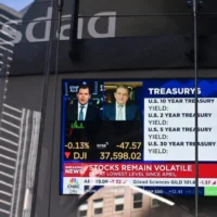 Un écran de télévision affiche les nouvelles du marché au NASDAQ MarketSite de Times Square, à New York, le 9 avril 2025. (ANGELA WEISS / AFP)