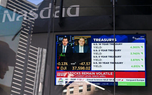 Un écran de télévision affiche les nouvelles du marché au NASDAQ MarketSite de Times Square, à New York, le 9 avril 2025. (ANGELA WEISS / AFP)