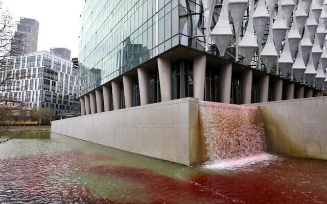 Du colorant rouge sang dans l'étang de l'ambassade des États-Unis à Londres lors d'une manifestation contre la vente d'armes à Israël, sur une photo publiée le 10 avril 2025. (Crédit : Alex McBride/Greenpeace Royaume-Uni/AFP) Du colorant rouge sang dans l'étang de l'ambassade des États-Unis à Londres lors d'une manifestation contre la vente d'armes à Israël, sur une photo publiée le 10 avril 2025. (Crédit : Alex McBride/Greenpeace Royaume-Uni/AFP)