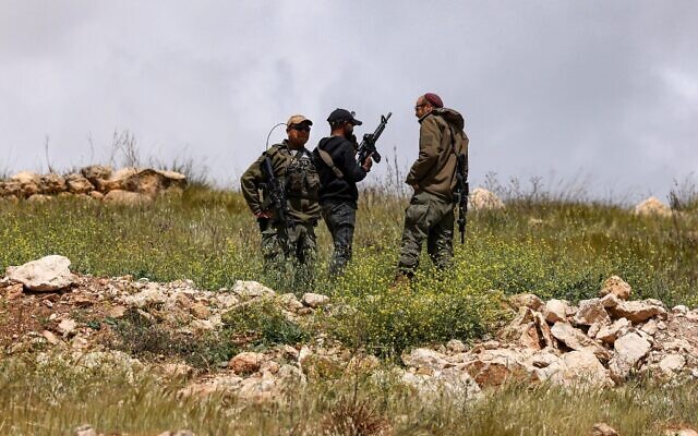 Des soldats israéliens en observation sur une colline après que des bulldozers de l'armée ont démoli des maisons appartenant à la famille Al-Hirsh, dans le village d'Al-Rihaya, au sud de la ville d'Hébron en Cisjordanie, le 10 avril 2025. (Crédit : HAZEM BADER / AFP) Des soldats israéliens en observation sur une colline après que des bulldozers de l'armée ont démoli des maisons appartenant à la famille Al-Hirsh, dans le village d'Al-Rihaya, au sud de la ville d'Hébron en Cisjordanie, le 10 avril 2025. (Crédit : HAZEM BADER / AFP)