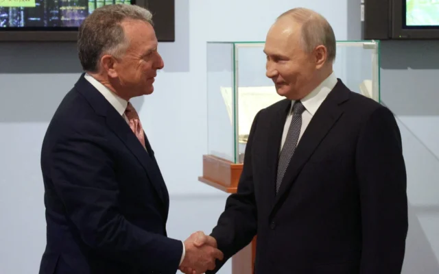 Le président russe Vladimir Poutine serrant la main de l'envoyé du président américain Donald Trump, Steve Witkoff, lors d'une réunion, à Saint-Pétersbourg, le 11 avril 2025. (Crédit : Gavriil Grigorov/POOL/AFP) Le président russe Vladimir Poutine serrant la main de l'envoyé du président américain Donald Trump, Steve Witkoff, lors d'une réunion, à Saint-Pétersbourg, le 11 avril 2025. (Crédit : Gavriil Grigorov/POOL/AFP)