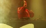 DJ Provai, membre du trio hip-hop irlandais Kneecap, sur scène lors du Coachella Valley Music and Arts Festival 2025, à l'Empire Polo Club, à Indio, en Californie, le 11 avril 2025. (Crédit : Valérie Macon/AFP)