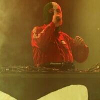 DJ Provai, membre du trio hip-hop irlandais Kneecap, sur scène lors du Coachella Valley Music and Arts Festival 2025, à l'Empire Polo Club, à Indio, en Californie, le 11 avril 2025. (Crédit : Valérie Macon/AFP)
