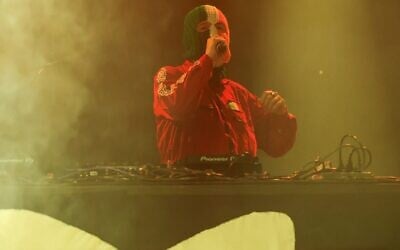 DJ Provai, membre du trio hip-hop irlandais Kneecap, sur scène lors du Coachella Valley Music and Arts Festival 2025, à l'Empire Polo Club, à Indio, en Californie, le 11 avril 2025. (Crédit : Valérie Macon/AFP)