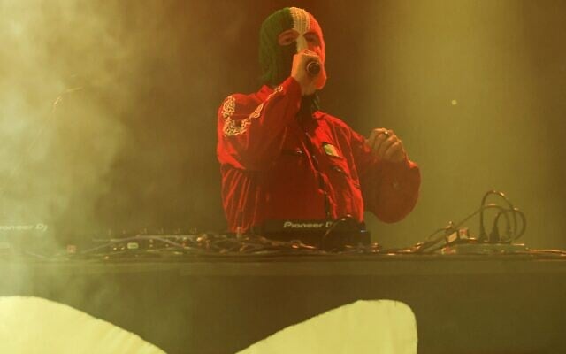 DJ Provai, membre du trio hip-hop irlandais Kneecap, sur scène lors du Coachella Valley Music and Arts Festival 2025, à l'Empire Polo Club, à Indio, en Californie, le 11 avril 2025. (Crédit : Valérie Macon/AFP)