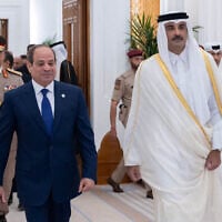 Cette photo distribuée par l'Agence de presse du Qatar (QNA) montre l'émir du Qatar, Cheikh Tamim bin Hamad al-Thani (à droite), rencontrant le président égyptien Abdel Fattah El-Sisi à Doha le 14 avril 2025. Doha et Le Caire poursuivent un programme d'investissement qatari direct de 7,5 milliards de dollars en Égypte, ont déclaré les deux pays arabes dans un communiqué conjoint le 14 avril. (Crédit : Agence de presse du Qatar / AFP)