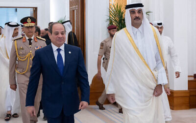 Cette photo distribuée par l'Agence de presse du Qatar (QNA) montre l'émir du Qatar, Cheikh Tamim bin Hamad al-Thani (à droite), rencontrant le président égyptien Abdel Fattah El-Sisi à Doha le 14 avril 2025. Doha et Le Caire poursuivent un programme d'investissement qatari direct de 7,5 milliards de dollars en Égypte, ont déclaré les deux pays arabes dans un communiqué conjoint le 14 avril. (Crédit : Agence de presse du Qatar / AFP)