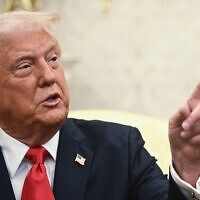 Le président américain Donald Trump s'exprimant, dans le Bureau ovale de la Maison Blanche, à Washington, le 14 avril 2025. (Crédit : Brendan Smialowski/AFP)