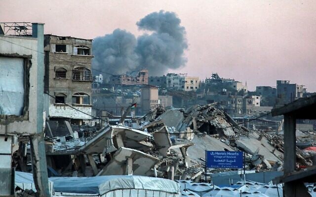 Des panaches de fumée s'échappant suite à des bombardements israéliens, à l'est de la ville de Gaza, photographiés depuis Jabaliya, dans le nord de la bande de Gaza, le 14 avril 2025. (Crédit : Bashar Taleb/AFP)