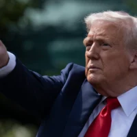 Le président américain Donald Trump lors d'une cérémonie sur la pelouse sud de la Maison Blanche à Washington, DC, le 14 avril 2025. (Crédit : Brendan Smialowski / AFP)