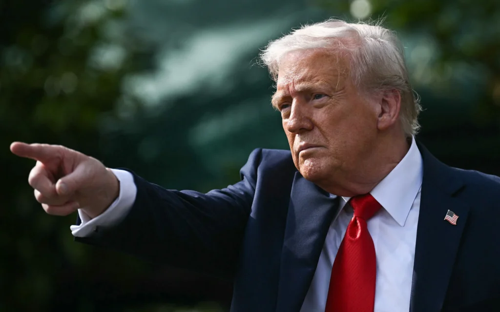 Le président américain Donald Trump faisant un geste après avoir accueilli les champions nationaux de football universitaire 2025, les Buckeyes de l'Ohio State, célébrant la saison de l'équipe avec une cérémonie sur la pelouse sud de la Maison Blanche, à Washington, le 14 avril 2025. (Crédit : Brendan Smialowski/AFP)