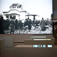 Les visiteurs découvrent la nouvelle salle consacrée à la Shoah, trois jours après son ouverture, au Mémorial de Caen, dans le nord-ouest de la France, le 4 avril 2025. Quatre-vingts ans après la libération des camps de concentration et d'extermination, à l'heure où les images violentes envahissent les écrans, les historiens repensent la représentation de la Shoah dans les musées. (Crédit : Lou BENOIST / AFP)