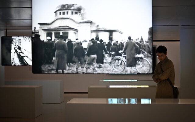 Les visiteurs découvrent la nouvelle salle consacrée à la Shoah, trois jours après son ouverture, au Mémorial de Caen, dans le nord-ouest de la France, le 4 avril 2025. Quatre-vingts ans après la libération des camps de concentration et d'extermination, à l'heure où les images violentes envahissent les écrans, les historiens repensent la représentation de la Shoah dans les musées. (Crédit : Lou BENOIST / AFP)