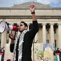 Mohsen Mahdawi prend la parole lors d'une manifestation sur la campus de l'Université de Columbia, le 9 novembre 2023, à New York. (Mukta Joshi/Getty Images/AFP)