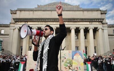 Mohsen Mahdawi prend la parole lors d'une manifestation sur la campus de l'Université de Columbia, le 9 novembre 2023, à New York. (Mukta Joshi/Getty Images/AFP)