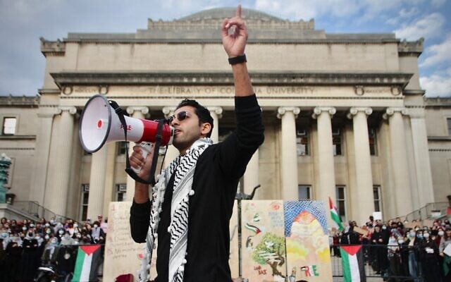 Mohsen Mahdawi prend la parole lors d'une manifestation sur la campus de l'Université de Columbia, le 9 novembre 2023, à New York. (Mukta Joshi/Getty Images/AFP)