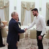 Sur cette photo de l'agence d'État russe Sputnik, le président russe Vladimir Poutine rencontre Alexander Trufanov, l'otage russo-israélien de Gaza libéré par le groupe militant palestinien Hamas dans le cadre d'un échange de prisonniers avec Israël, au Kremlin, à Moscou, le 16 avril 2025. (Crédit : Sofia SANDURSKAYA / POOL / AFP)