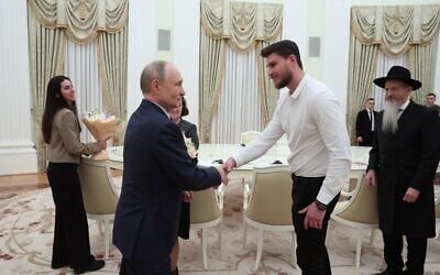 Sur cette photo de l'agence d'État russe Sputnik, le président russe Vladimir Poutine rencontre Alexander Trufanov, l'otage russo-israélien de Gaza libéré par le groupe militant palestinien Hamas dans le cadre d'un échange de prisonniers avec Israël, au Kremlin, à Moscou, le 16 avril 2025. (Crédit : Sofia SANDURSKAYA / POOL / AFP)