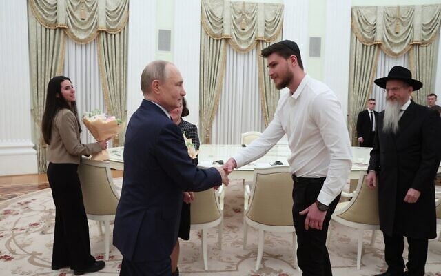 Sur cette photo de l'agence d'État russe Sputnik, le président russe Vladimir Poutine rencontre Alexander Trufanov, l'otage russo-israélien de Gaza libéré par le groupe militant palestinien Hamas dans le cadre d'un échange de prisonniers avec Israël, au Kremlin, à Moscou, le 16 avril 2025. (Crédit : Sofia SANDURSKAYA / POOL / AFP) Sur cette photo de l'agence d'État russe Sputnik, le président russe Vladimir Poutine rencontre Alexander Trufanov, l'otage russo-israélien de Gaza libéré par le groupe militant palestinien Hamas dans le cadre d'un échange de prisonniers avec Israël, au Kremlin, à Moscou, le 16 avril 2025. (Crédit : Sofia SANDURSKAYA / POOL / AFP)