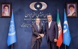 Le directeur général de l'Agence internationale de l'énergie atomique (AIEA), Rafael Grossi (à gauche), reçu par le directeur de l'AEOI, Mohammad Eslami (à droite), à Téhéran, le 17 avril 2025. (Crédit : Organisation iranienne de l'énergie atomique/AFP)