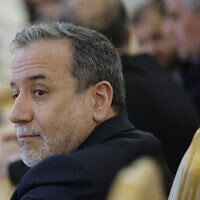 Le ministre iranien des Affaires étrangères Abbas Araghchi participe à une réunion avec son homologue russe Sergei Lavrov à Moscou le 18 avril 2025. (Crédit : Tatyana MAKEYEVA / POOL / AFP)